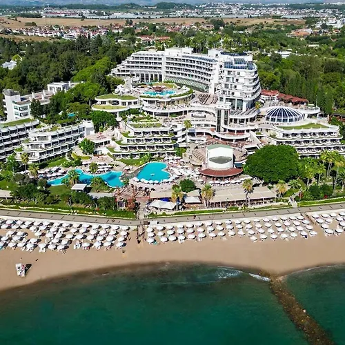 Sunrise Queen Luxury Hotel Side Skyline photo